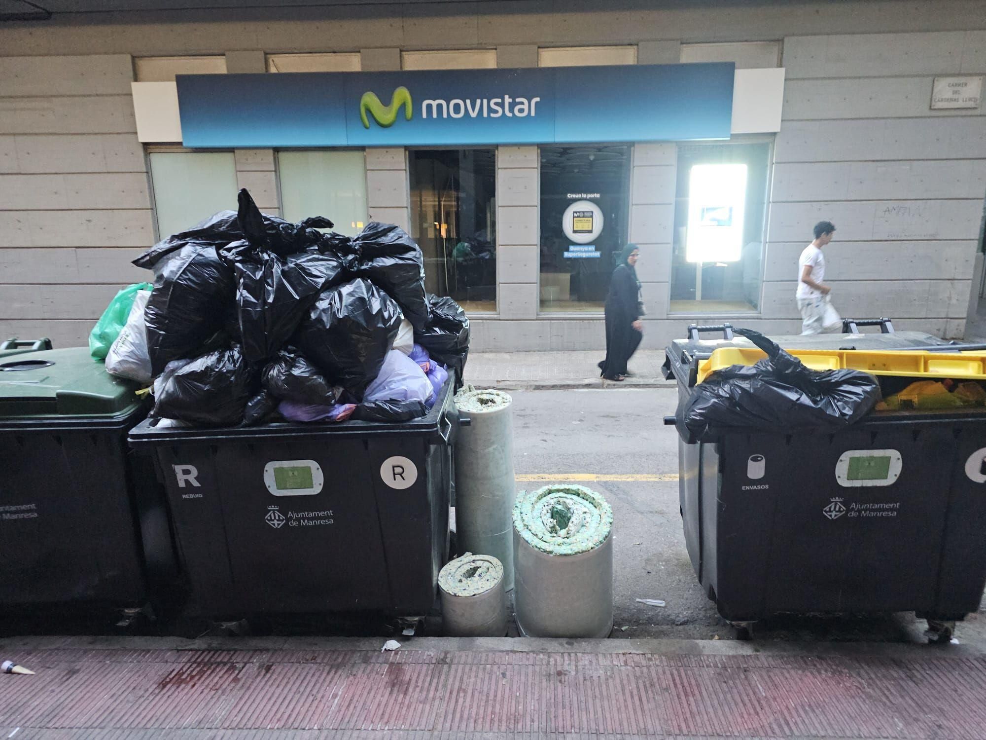 Els contenidors de Manresa, plens a vessar