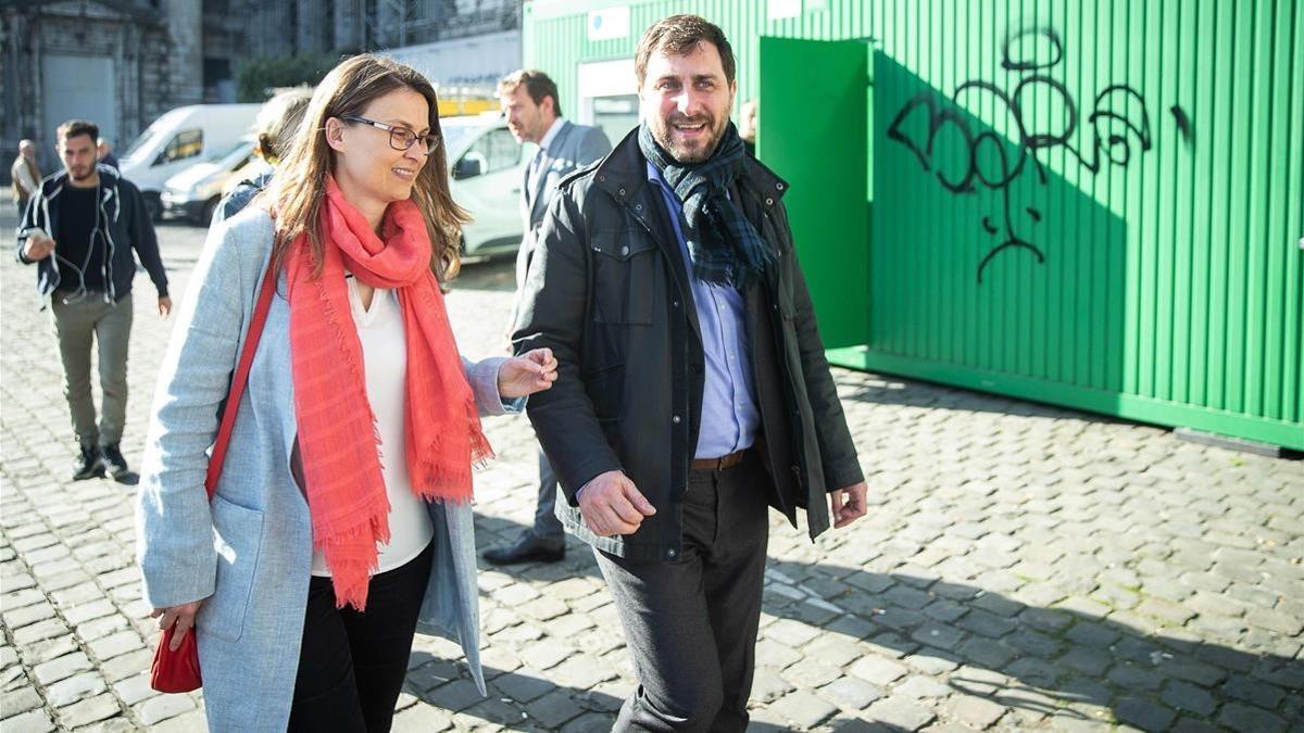 Meritxell Serret y Toni Comín, este miércoles, a su salida del palacio de justicia de Bruselas.