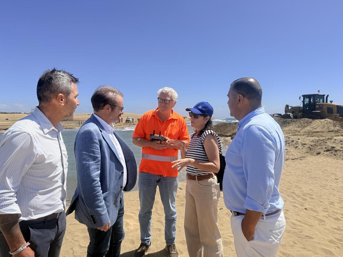 El consejero de Medio Ambiente, Raúl García Brink, junto a la directora de la Reserva Natural de las Dunas, Marta Martínez, durante el operativo