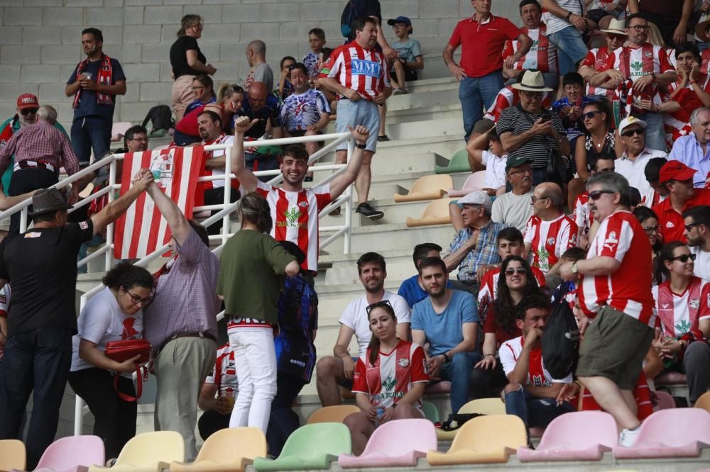 Aficionados rojiblancos en El Mazo.