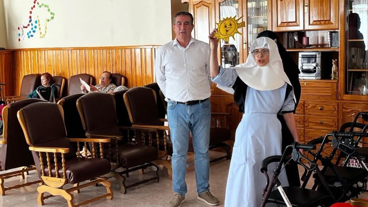 El viceconsejero de Bienestar Social, Francisco Candil, asiste a una actividad cognitiva de la residencia hogar Nuestra Señora del Pino
