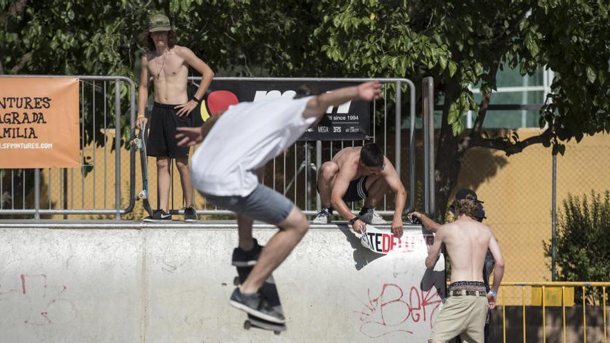 Un grup de joves practicant skate.