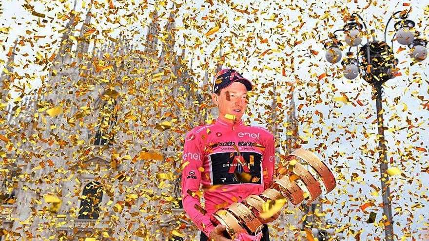 Tao Geoghegan Hart celebra la victòria al Giro.