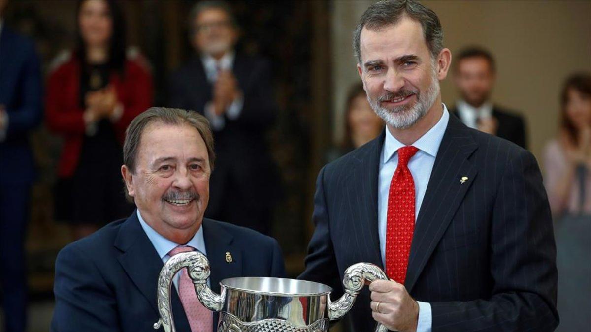 Juan de Dios Román recoge el Premio Nacional Francisco Fernández Ochoa de manos de Felipe VI.