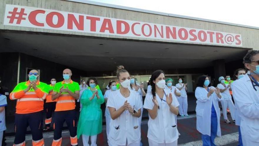 VÍDEO: Al grito de: "Sí se puede", así fue el emotivo último aplauso frente a las Urgencias del HUCA