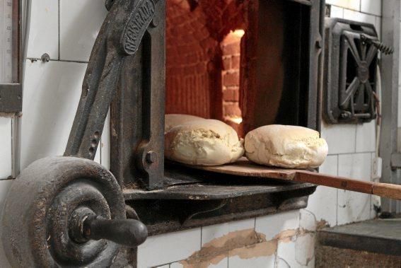 Ungesalzen, dicht, haltbar: Eine Kampagne setzt sich für das "pa pagès" der Insel ein. Diese Bäcker sind mit Leib und Seele dabei.