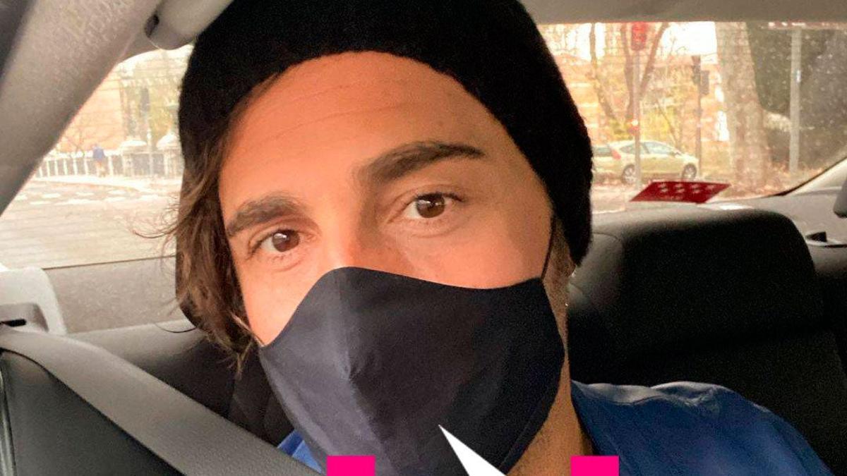 David Bustamante se hace un selfie dentro de un coche y con mascarilla