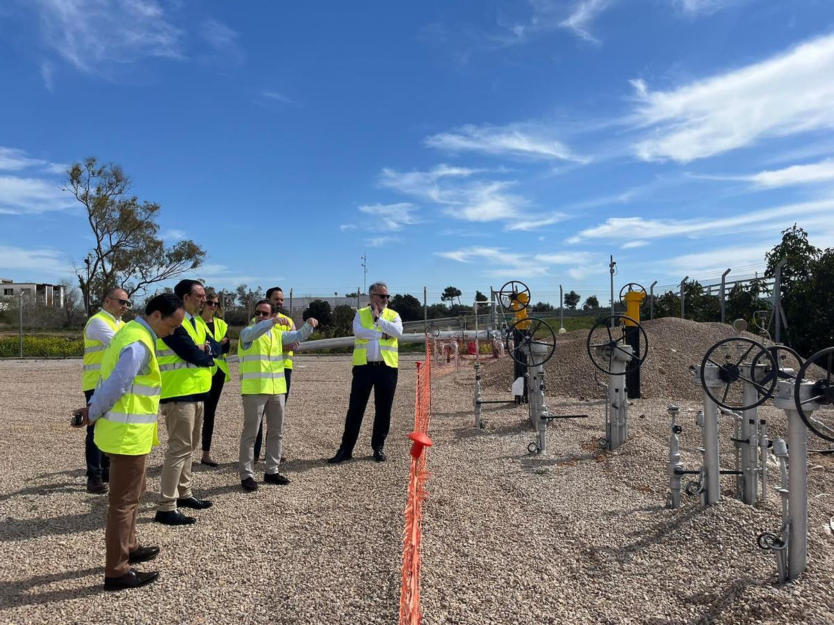 El conseller de Energía del Govern balear, Alejandro Sáenz de San Pedro, con los directivos de Redexis en Cas Tresorer, en Palma