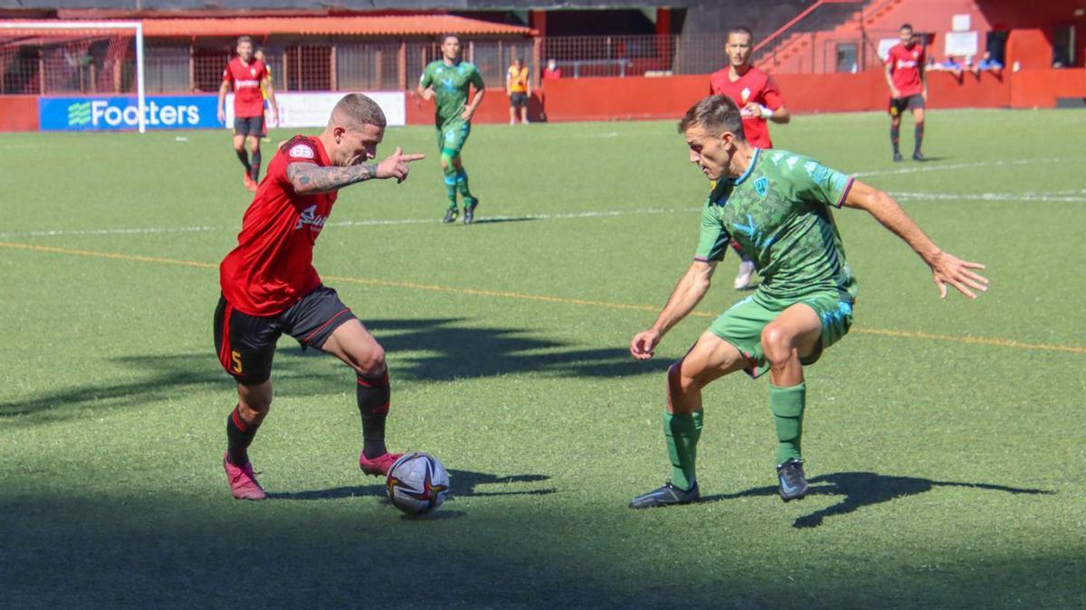 El rojinegro Óscar González, en acción en un partido jugado en el Silvestre Carrillo. | | CD MENSAJERO