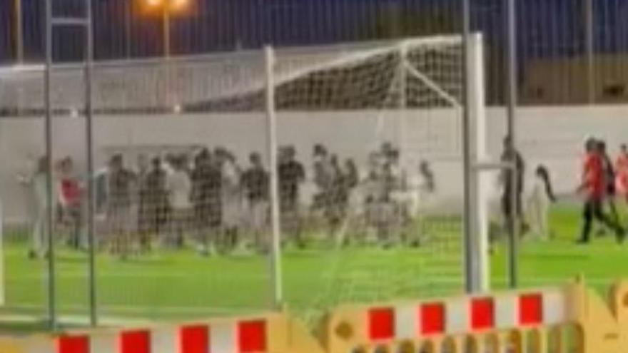 Pelea multitudinaria en un campo de fútbol de Canarias
