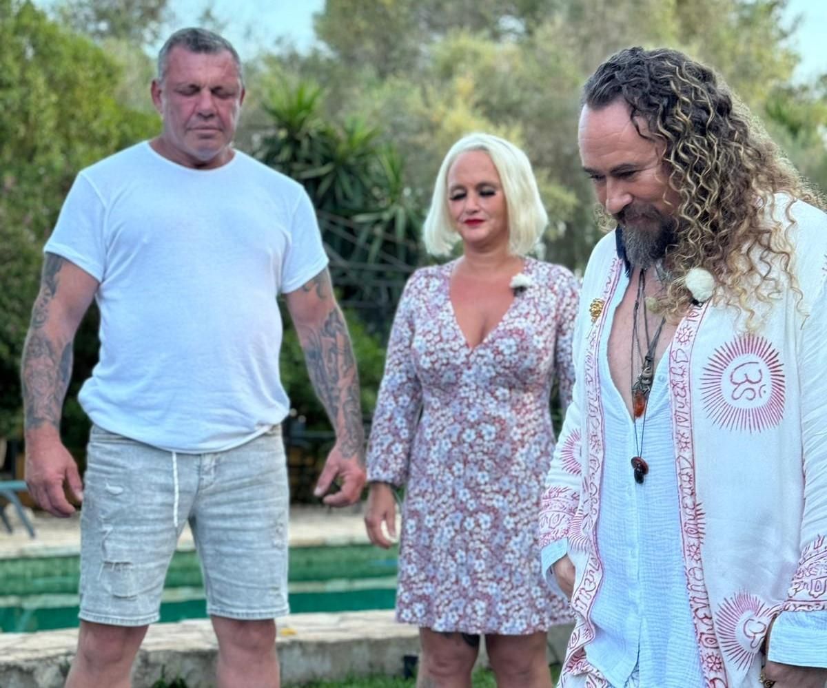 Caro und Andreas Robens holen sich spirituelle Unterstützung: Schamane Leon Shankara soll nach dem Einzug böse Energien aus dem neuen Haus vertreiben.