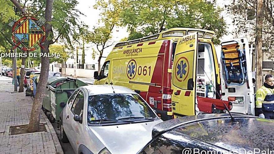 Una ambulancia, ayer en el lugar de los hechos.