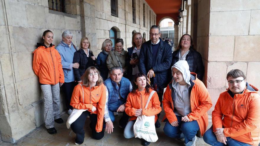 Alumnos de Turismo del CIFP Avilés, antes la visita guiada por el casco histórico.  | MARA VILLAMUZA