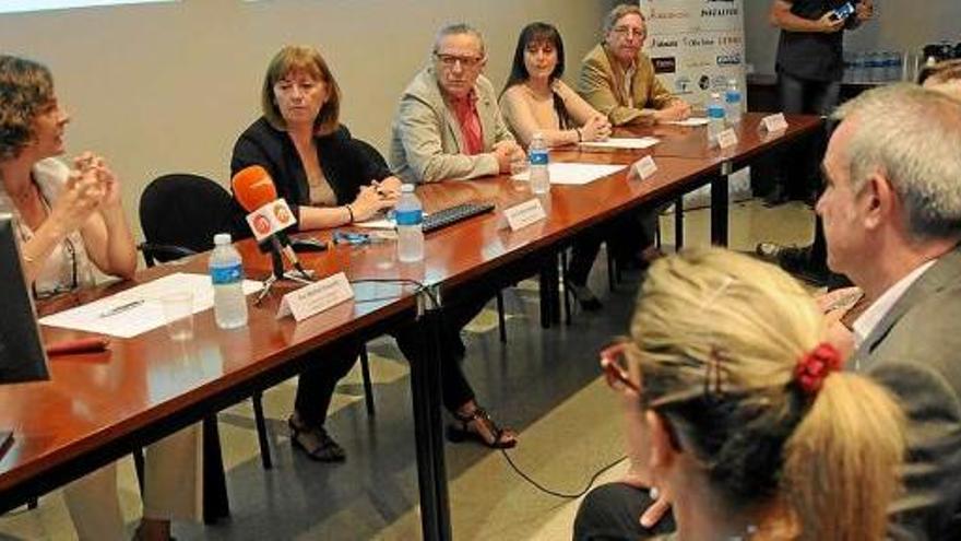 Presentació, ahir, de la nova enginyeria. Al mig de presidència, Enric Fossas, rector de la UPC