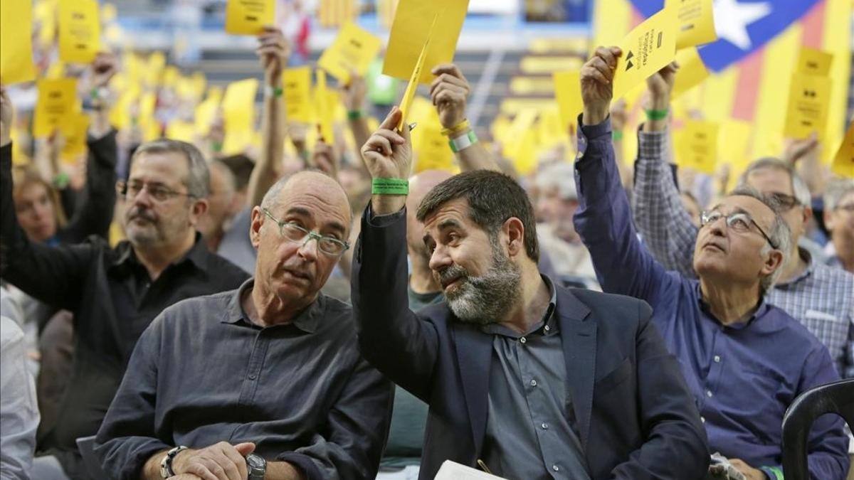 El presidente de la ANC, Jordi Sànchez, conversa con Lluís Llach, en la asamblea de la entidad.