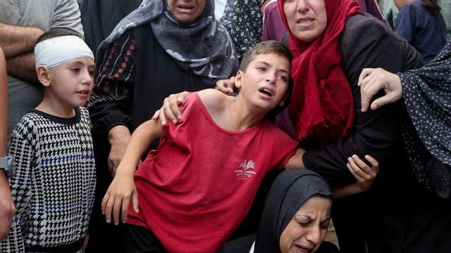 Dolor i desconsol per civils morts en un bombardeig israelià a Gaza, ahir. | RAMADAN ABED / REUTERS