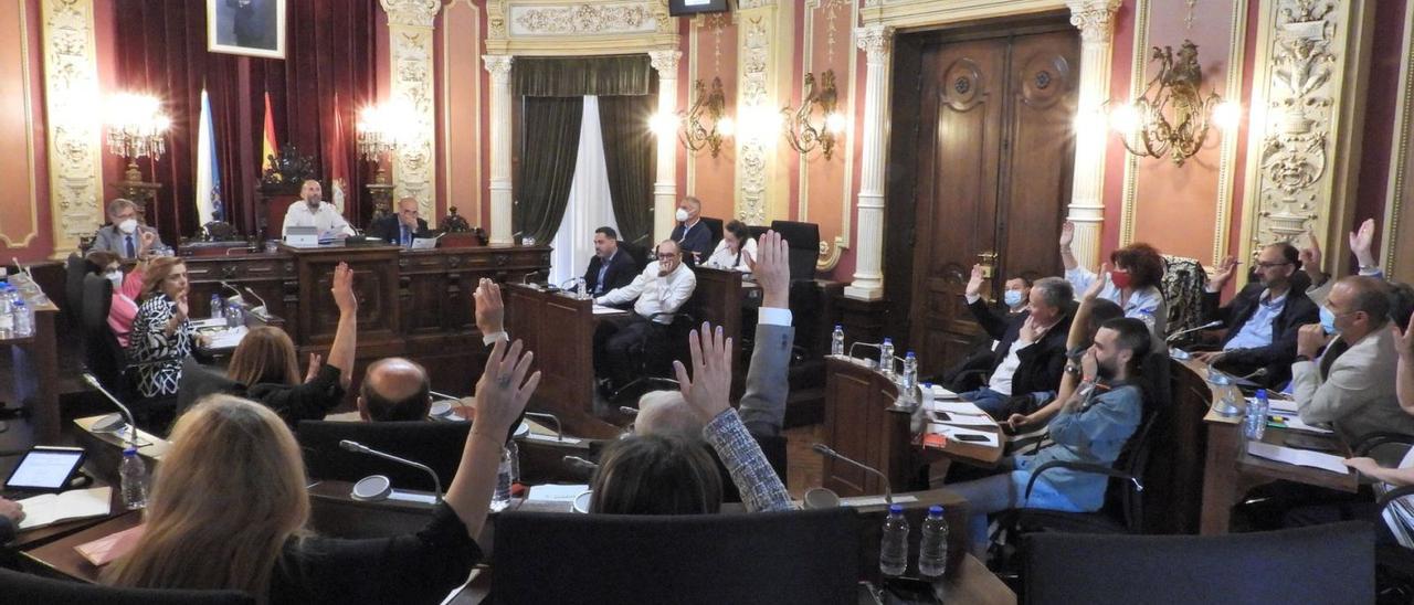 Un momento de las votaciones en el pleno de aye.   | // FERNANDO CASANOVA