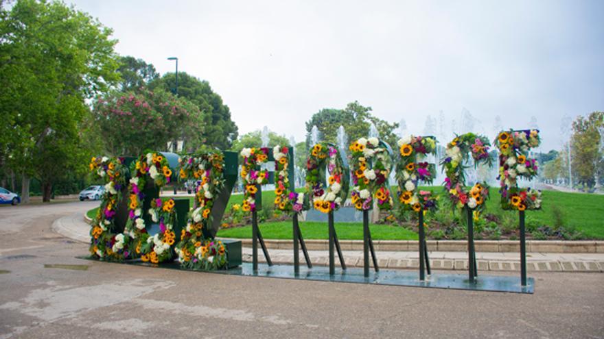 Loco del Zaragoza Florece en la entrada al Parque Grande por el puente de los Cantautores