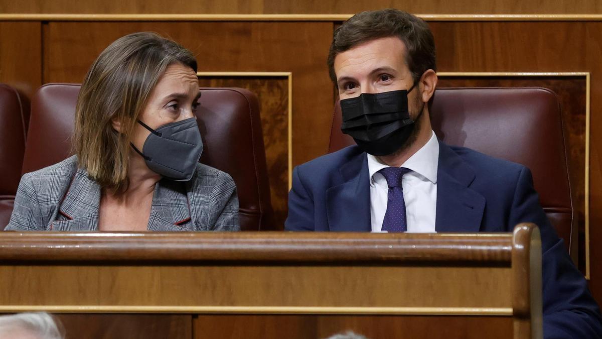 El líder del Partido Popular, Pablo Casado (d) junto con su portavoz parlamentaria, Cuca Gamarra (i) en el Congreso