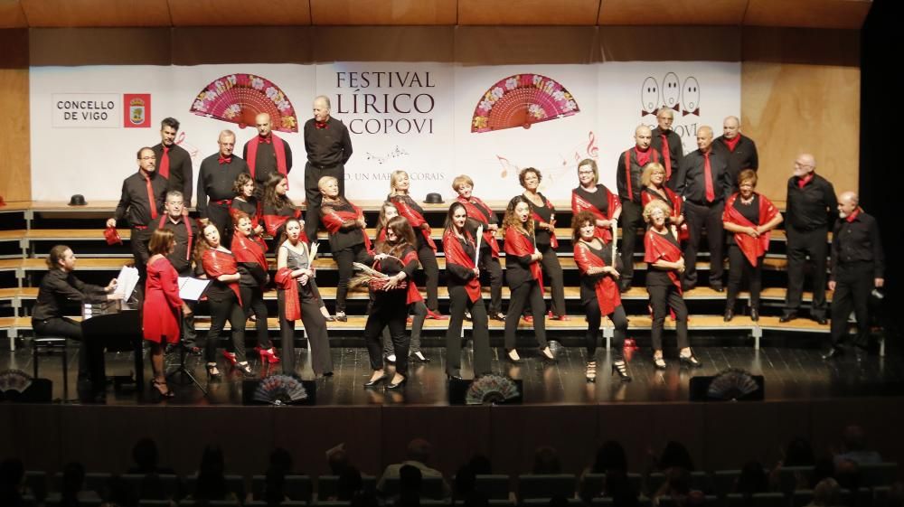 El Mar de Vigo registró aer una notable asistencia de público para seguir la puesta en escena de Acopovi y Airiños.