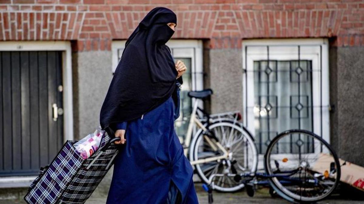 Imatge d'arxiu d'una dona amb burca.