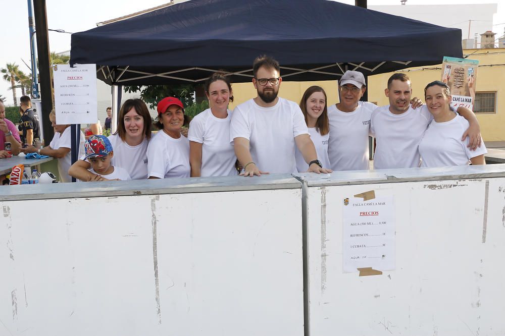 Batucada y fiesta en la playa de Puçol.