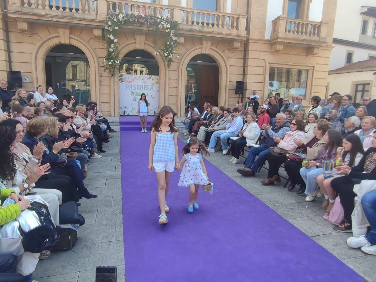 El desfile de moda de Villaviciosa, en imágenes El desfile de moda de Villaviciosa, en imágenes