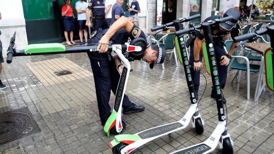 Las personas con discapacidad denuncian colisiones y atropellos de los patinetes