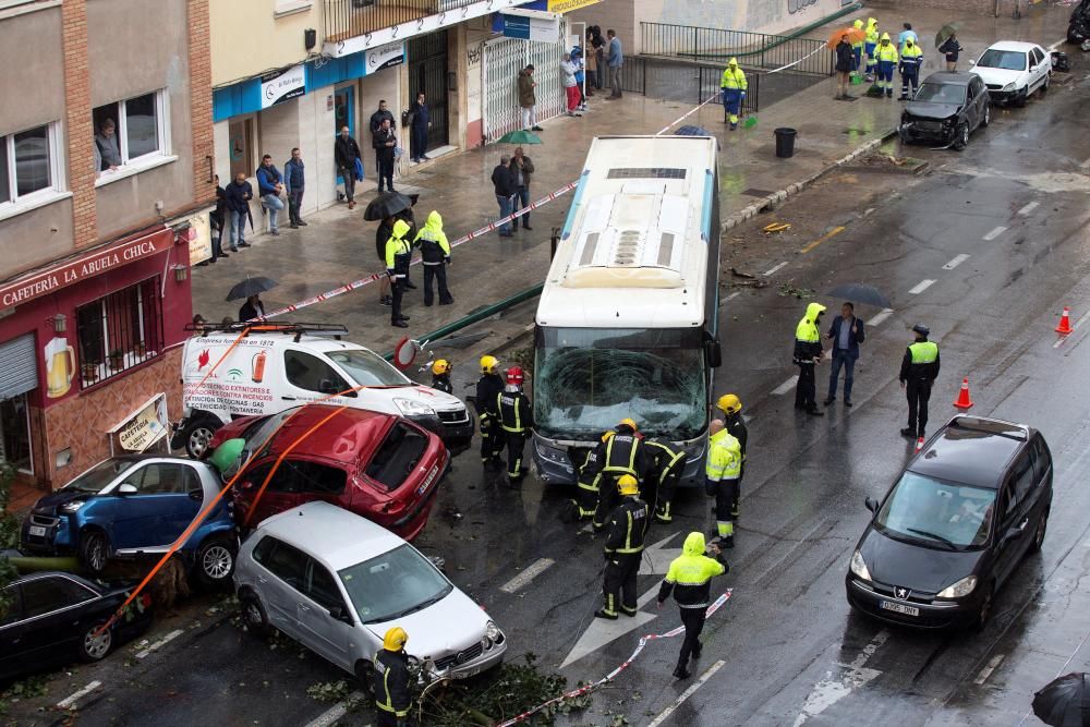 Un autobús arrolla varios coches en Málaga ...