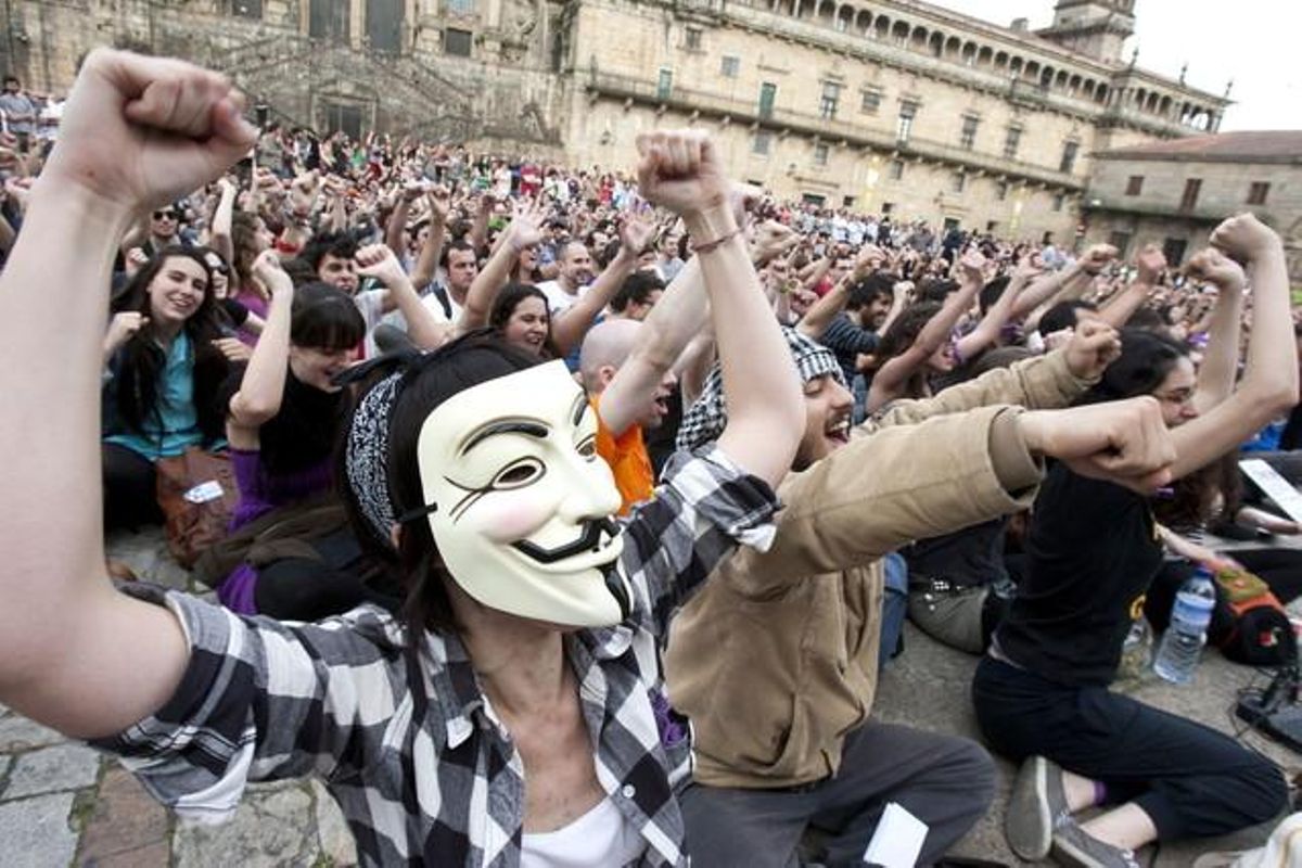 En primer pla, una manifestant amb la màscara de ’V de Vendetta’ durant la concentració de protesta a Santiago de Compostel·la.