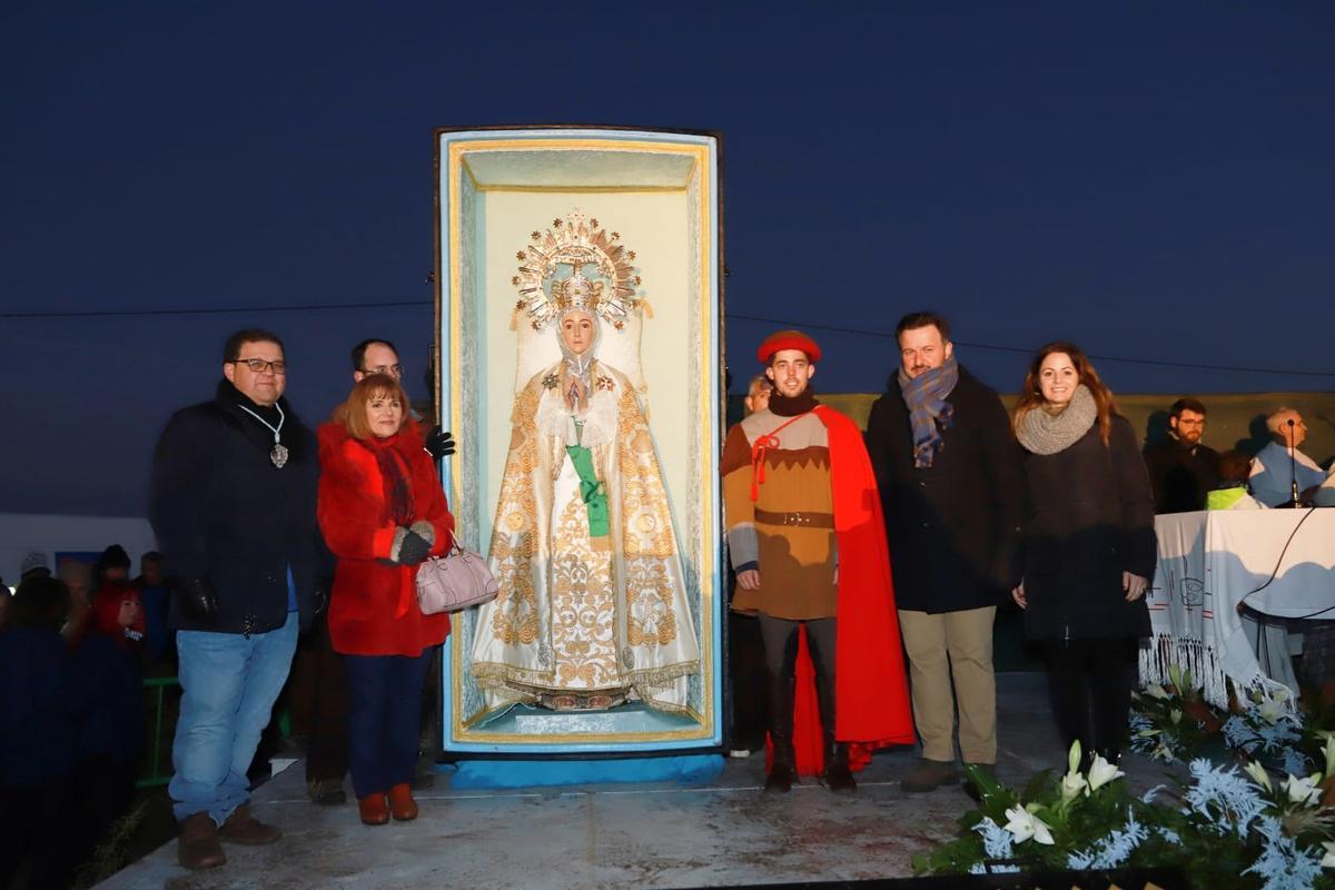 El alcalde y concejales, junto al presidente de la Venida de la Virgen, Cantó y la patrona en el arca
