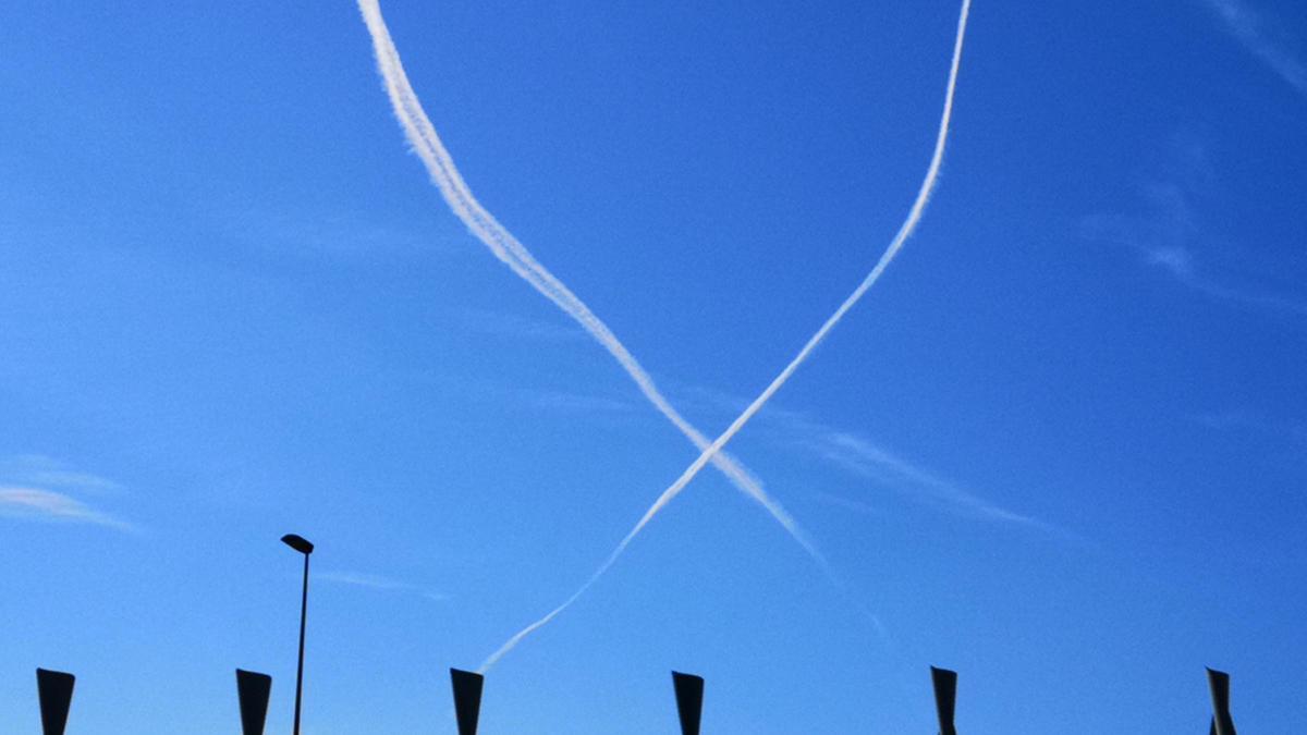 Una de las estelas permaneció durante muchos minutos y fue cruzada en perpendicular por otro vuelo comercial