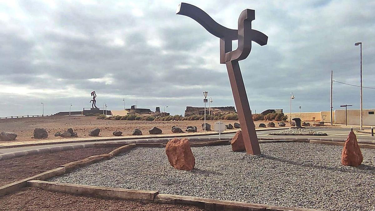 La escultura ‘Arinagua’, restaurada, y colocada en la rotonda adecentada en el Muelle Viejo, ayer. | | LP/DLP