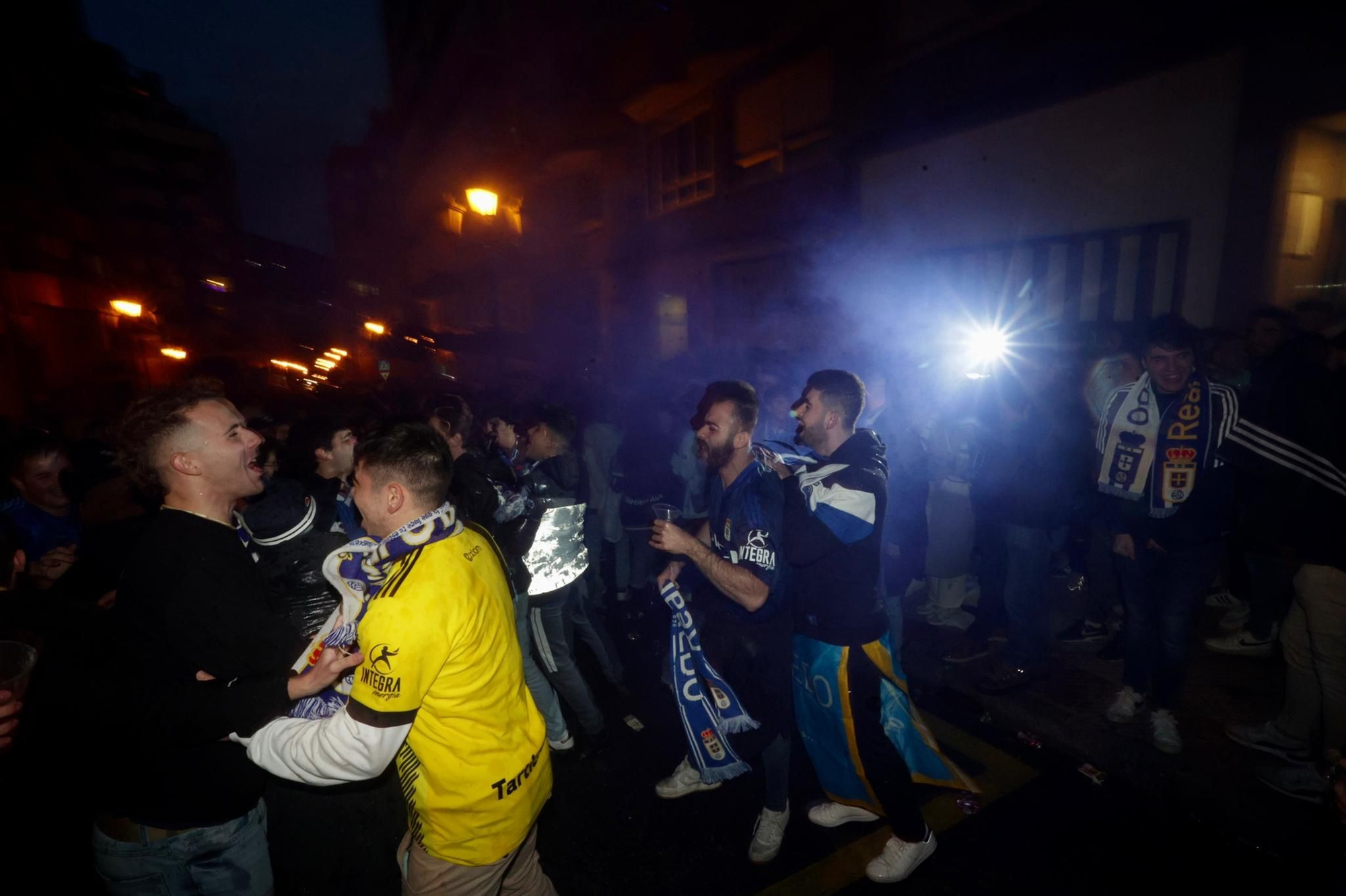 Las aficiones del Oviedo y el Sporting calientan motores antes del derbi