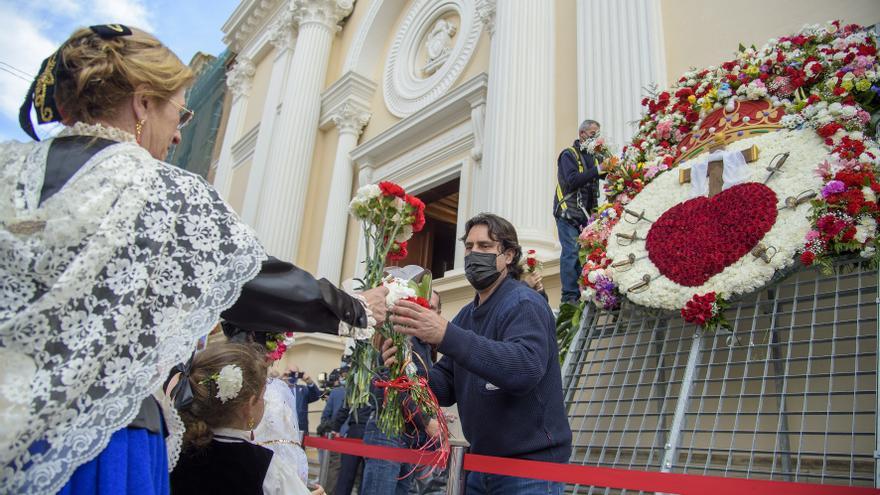 Miles de cartageneros dejan flores a la patrona