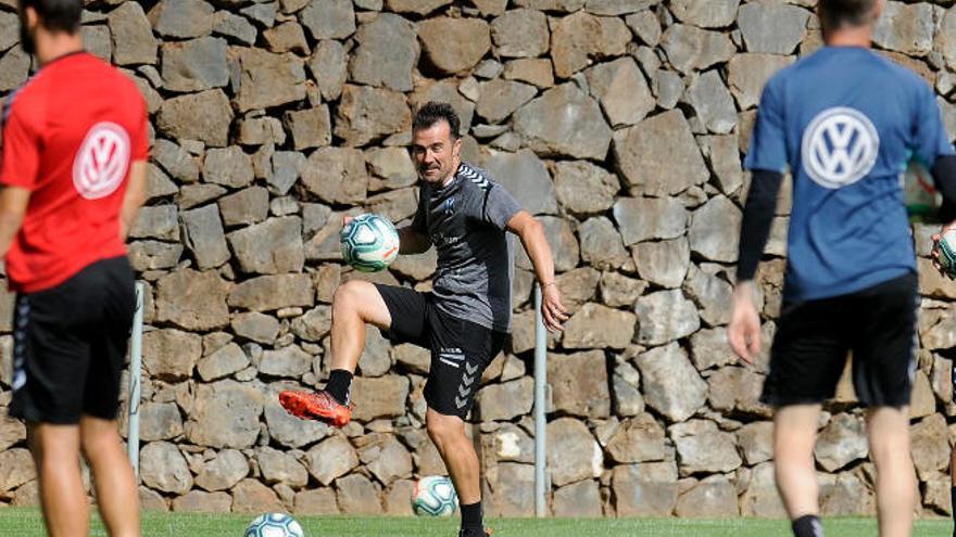 López Garai controla un balón durante el entrenamiento de ayer en El Mundialito.