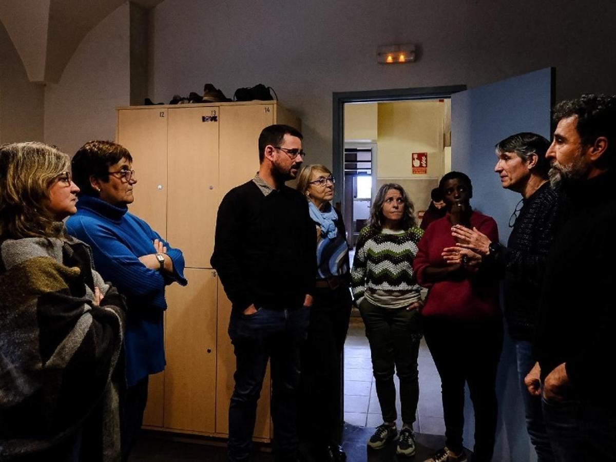 Carlos Fàbregas (a la dreta) dialogant amb l'alcalde de Girona, Lluc Salellas, i altres càrrecs institucionals.