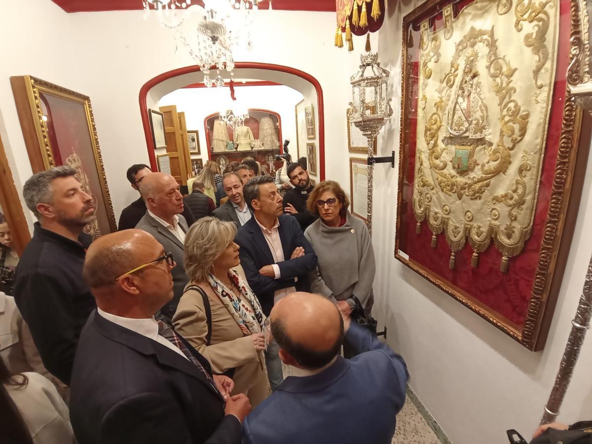 Las autoridades recorren el interior de la casa museo.