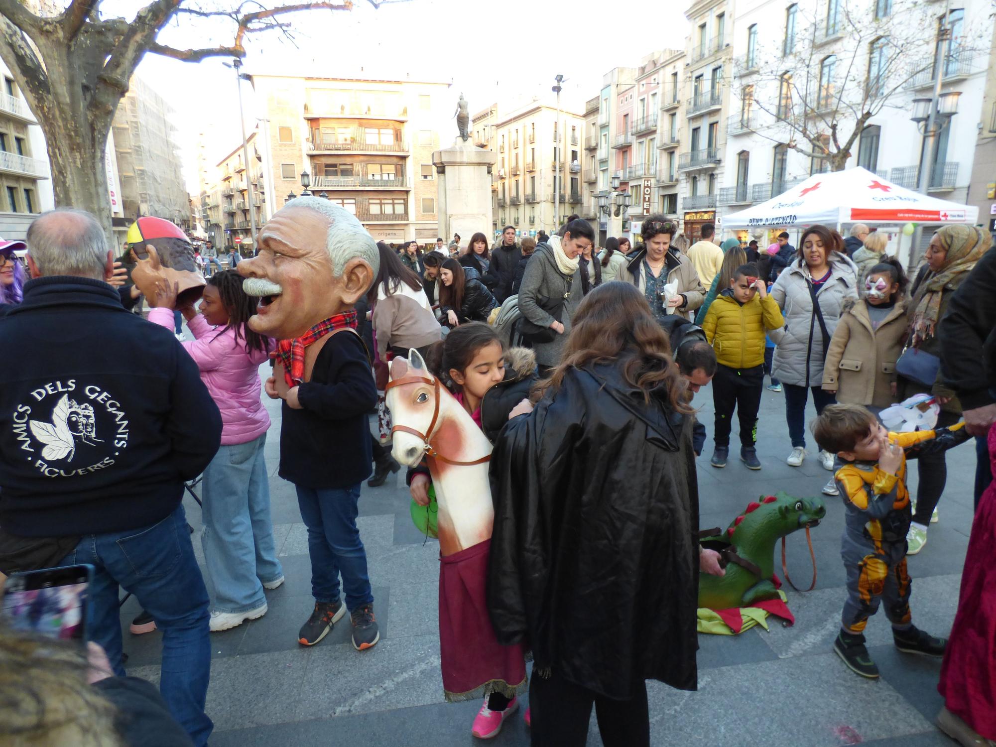 Centenars de persones celebren el carnaval a la rambla de Figueres