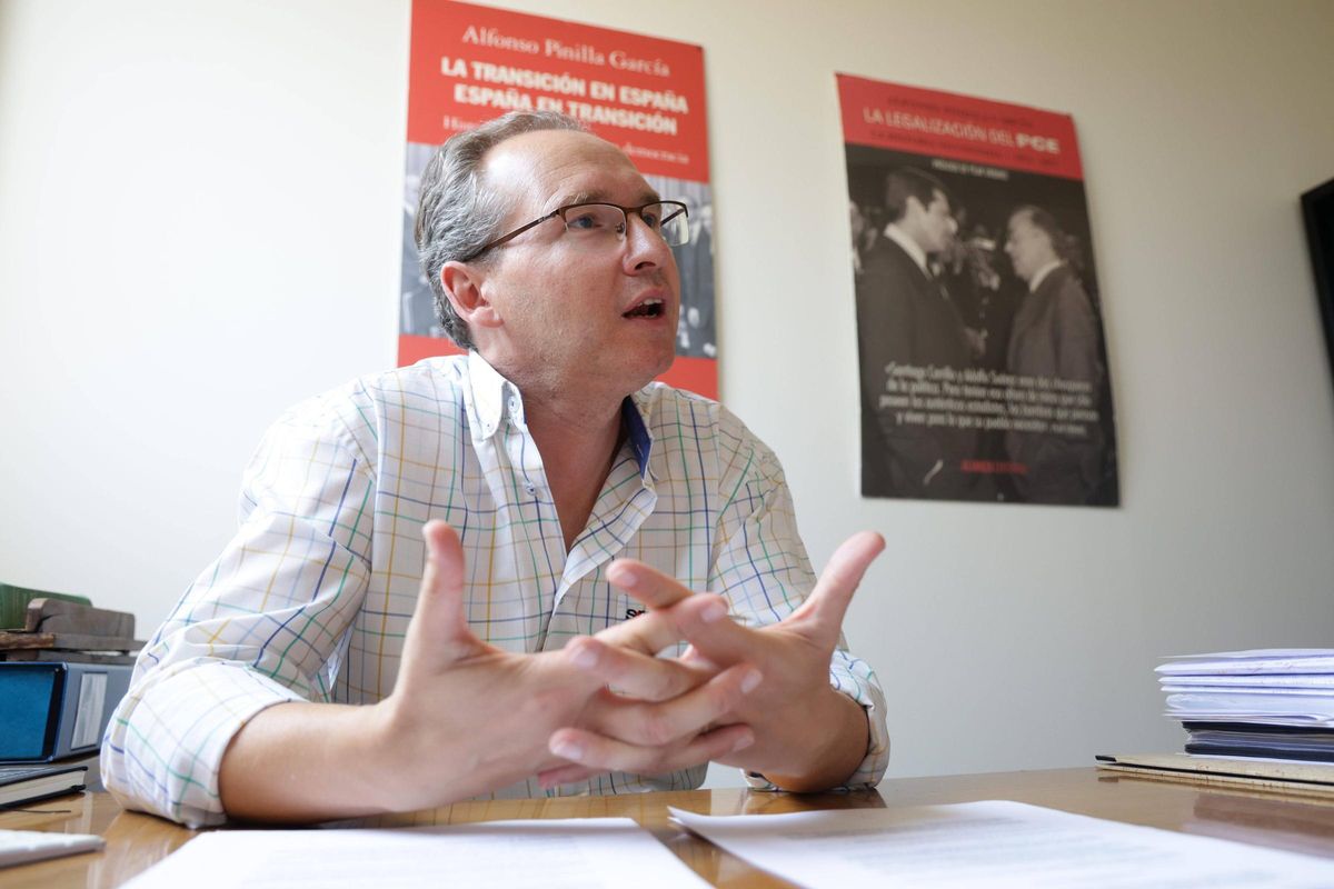 Alfonso Pinilla durante la entrevista en su despacho de la Facultad de Filosofía y Letras de Cáceres.