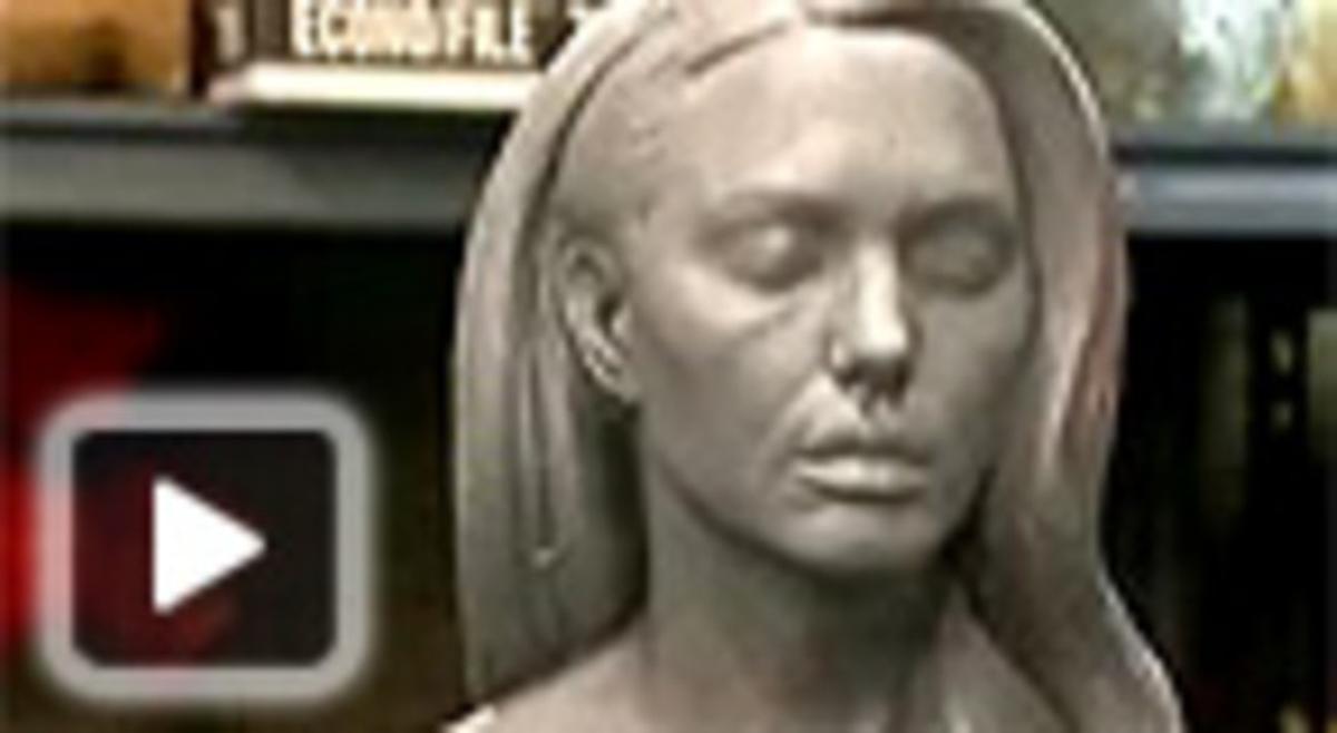 Un escultor nord-americà esculpeix Angelina Jolie alletant els seus bessons_MEDIA_2 Un escultor nord-americà esculpeix Angelina Jolie alletant els seus bessons_MEDIA_2