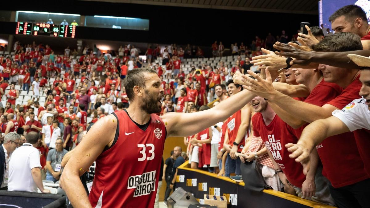 Marc Gasol saluda a los aficionados del Bàsquet Girona tras ascender a la Liga Endesa