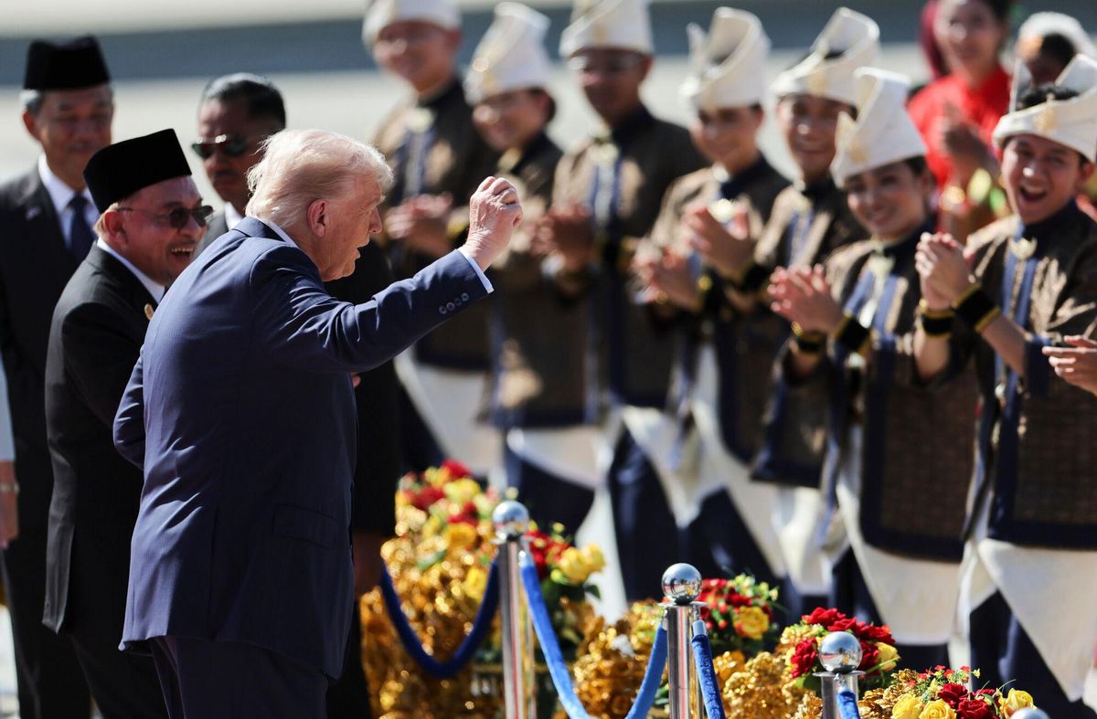 Trump es marca un ball davant els artistes natius a l’aterrar a Malàisia Trump es marca un ball davant els artistes natius a l’aterrar a Malàisia