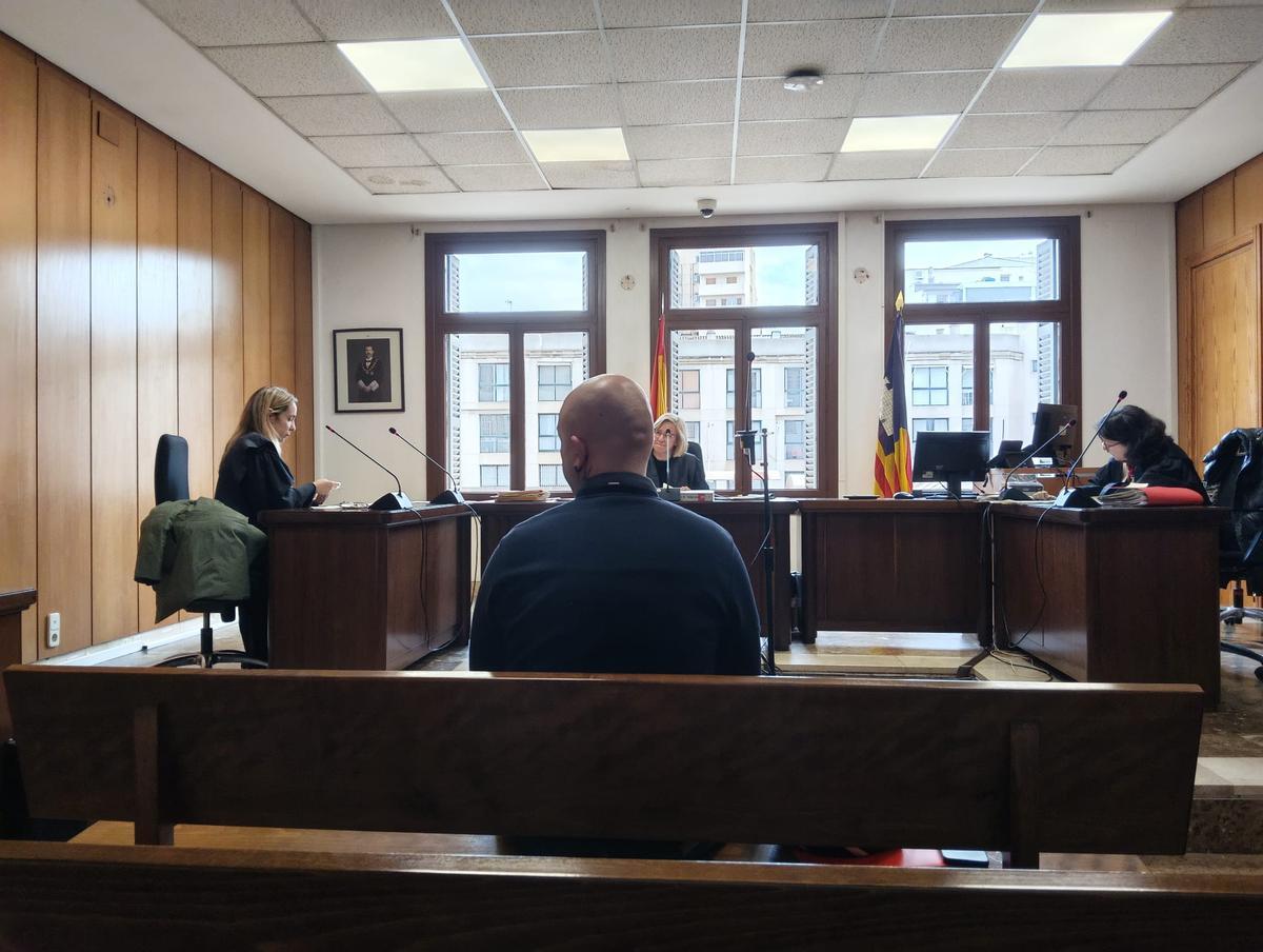 El joven condenado, ayer en el juicio.