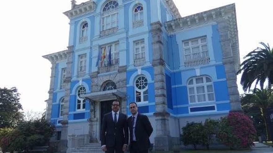 Julio González Zapico y Jesús Bordás, con el Archivo de Indianos a sus espaldas, ayer en Colombres.