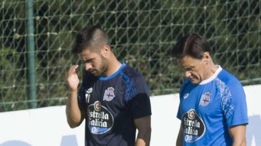 Carles Gil, junto al doctor Ramón Barral, camino de los vestuarios.