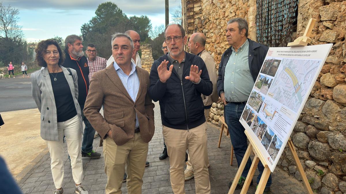 Miguel Barrachina durante su visita a las obras de canalización del barranco de La Font de Benlloc.