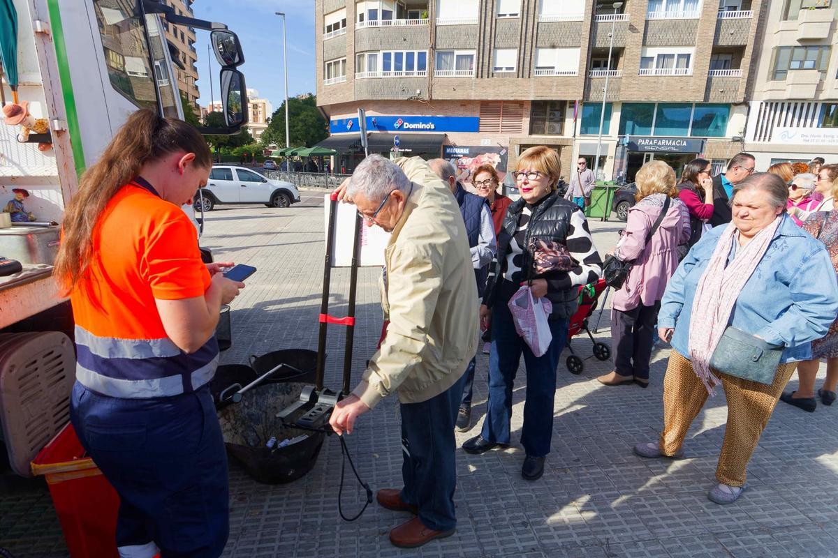 Otro vecino, reciclando en el ecoparque móvil, este martes.