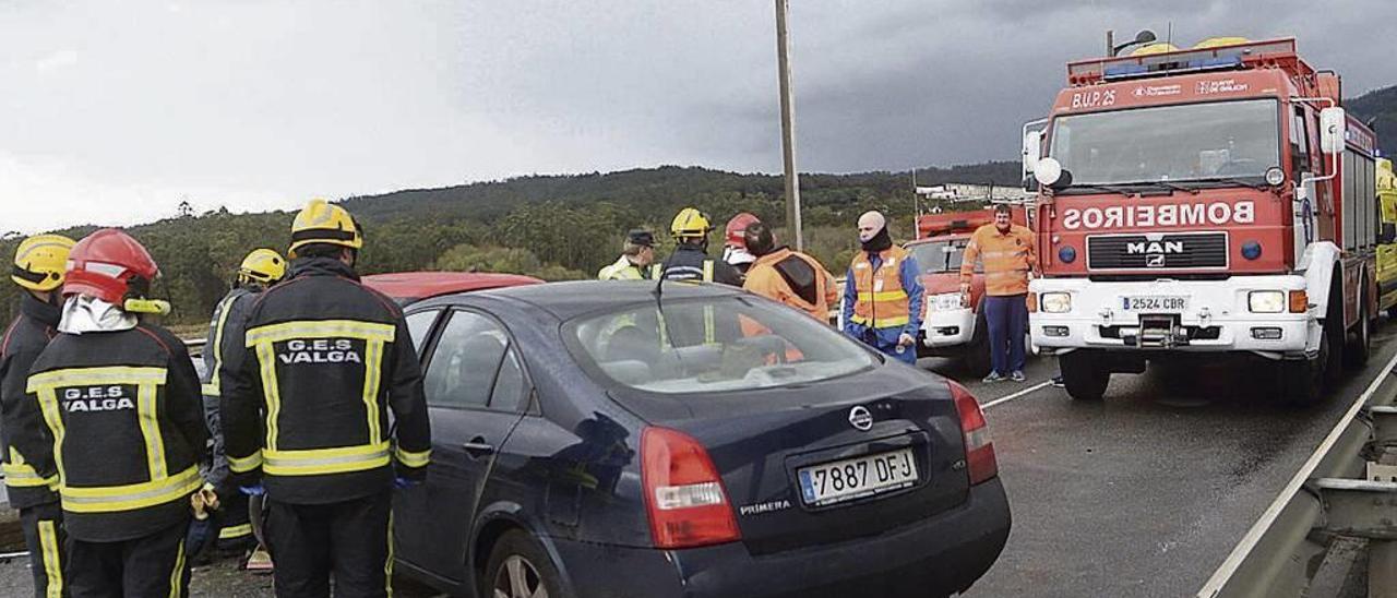 Uno de los accidentes asistidos por el GES de Valga, en el puente interprovincial de Catoira. // Noé Parga