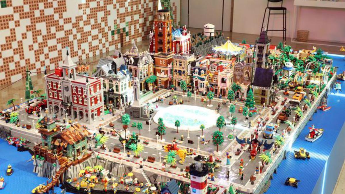 La Fundación CajaCanarias ha adaptado su tradicional portal de Belén a los tiempos, creando una ciudad completa con tan solo piezas de Lego.